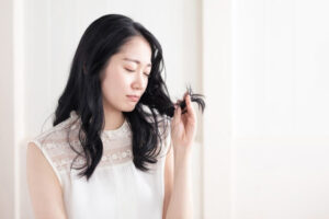 髪を触る女性