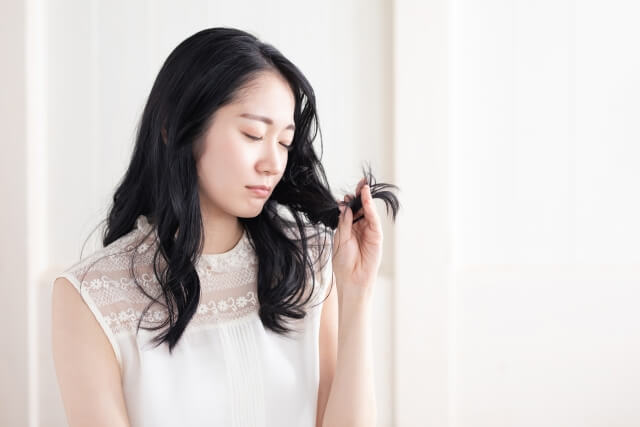 髪を触る女性