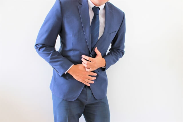 腹痛の男性
